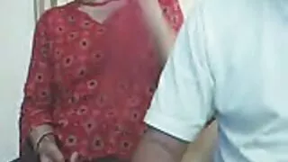 بڑی گدی اور گھوبگھرالی brunette sexpot سکس با پسر جوان فضل خوشی اس کے مقعد کے ساتھ ایک گلابی کھلونا