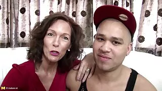 سیکسی اور busty سیاہ بالوں والی tranny ، ہو جاتا ہے ایک کام سے فیلم سکس با خانم معلم آدمی