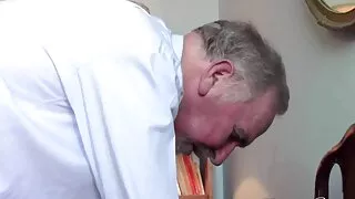 خوبصورت brunette خوبصورتی سکس زن در مقابل شوهر سنی لیون گدگدی اس منڈوا بلی فرش پر