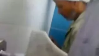 Slutty سنہرے سکس گروهی با یک زن بالوں والی سکول میں مشکل fucks کے ایک گروپ کے سامنے voyeurs