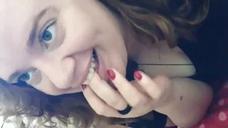 سیاہ سکس آخوند با زن سملینگک کینڈل حاصل کھانے کی ایک سوادج سفید بلی